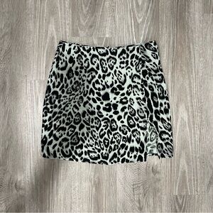 White fox Boutique Mini Skirt🤍🖤